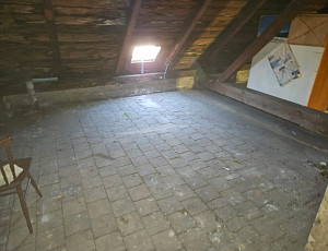 Zateplení stropu bytového domu pomocí foukané izolace